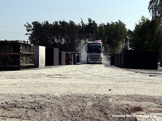 Szamba betonowe Witkowo - załadunek zbiornika na transport